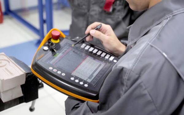 Nie tylko czarny ekran – jak diagnozować typowe usterki monitorów LCD i paneli HMI?