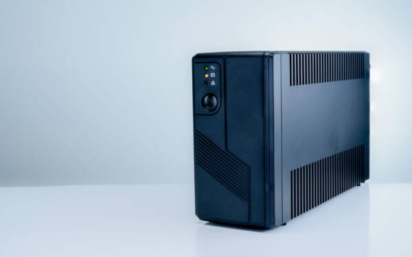 3 proste kroki, aby wydłużyć żywotność zasilacza UPS w Twoim zakładzie