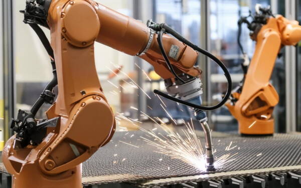Twój robot spawalniczy stracił precyzję? Najczęstsze przyczyny i rola serwisu