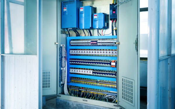 UPS przemysłowy piszczy lub zgłasza błąd baterii? Sprawdź to, zanim wymienisz akumulatory