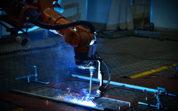 Robot spawalniczy „nie dociąga” spoin – przyczyny i sposoby zapobiegania