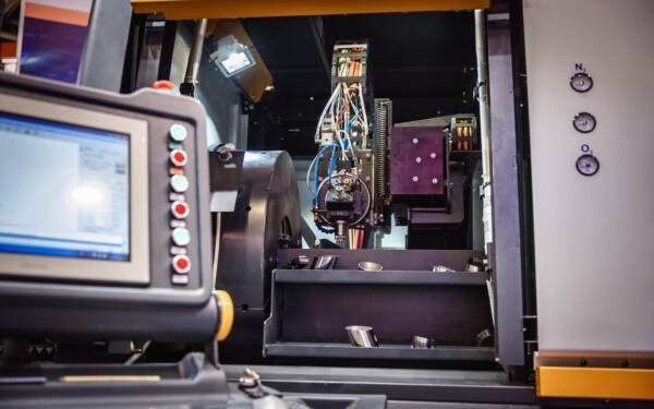 Monitor CRT w maszynie CNC przestał działać – jak przebiega wymiana na panel LCD?