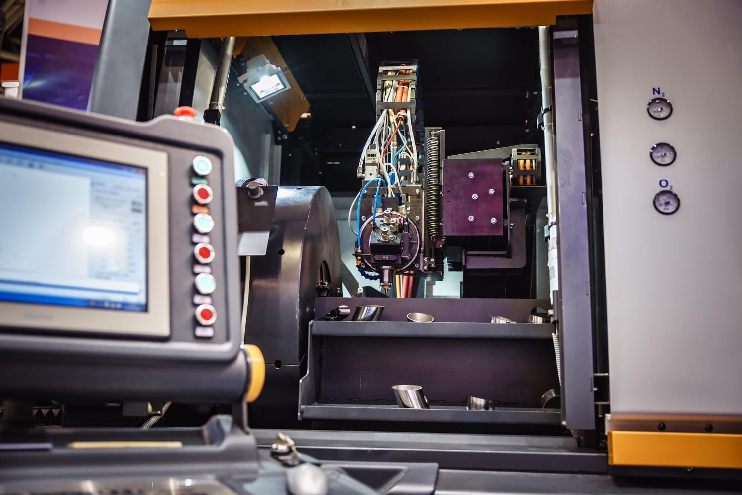 Monitor CRT w maszynie CNC przestał działać – jak przebiega wymiana na panel LCD?